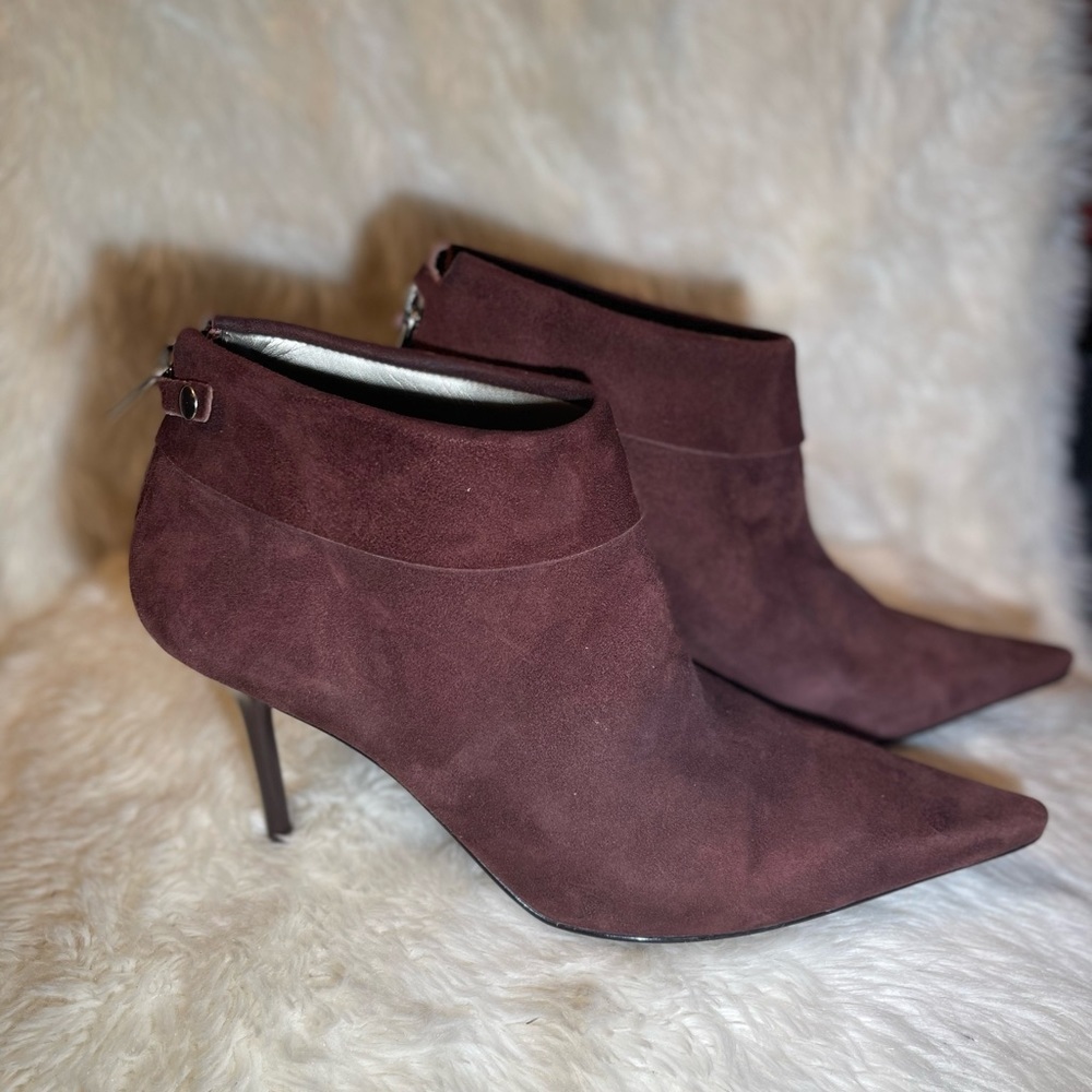 BCBG women’s burgundy pointed toe ankle boots size 8